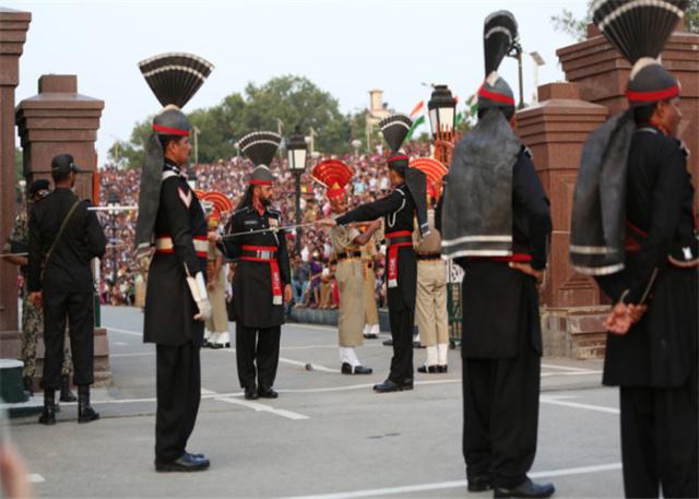 全球最奇葩的升旗仪式,全世界降旗仪式