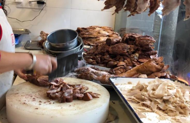 成都开在土桥镇上的腌卤店，凉拌兔丁吃一口就忘不了，开门排长队