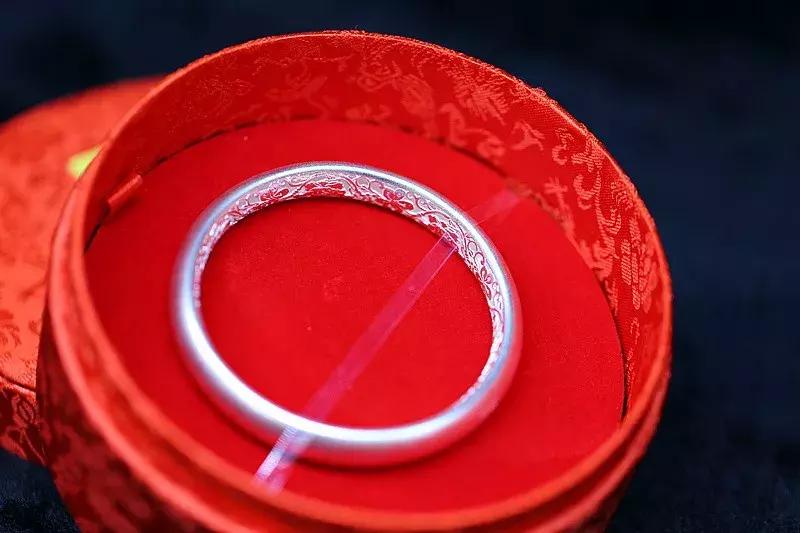 银饰和黄金首饰哪个戴上好看,穿金又戴银下一句