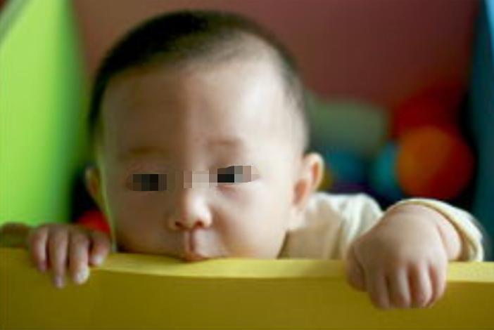 宝宝爱啃拖鞋,宝宝老是啃鞋子啥的正常吗