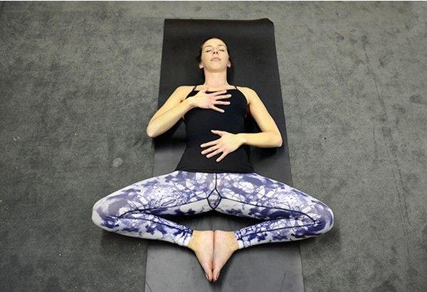 瑜伽哪些体式可以减轻月经疼痛,4个瑜伽动作缓解痛经