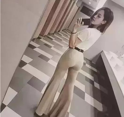 翘臀正妹只穿睡裙深蹲，这画面直男根本受不了......