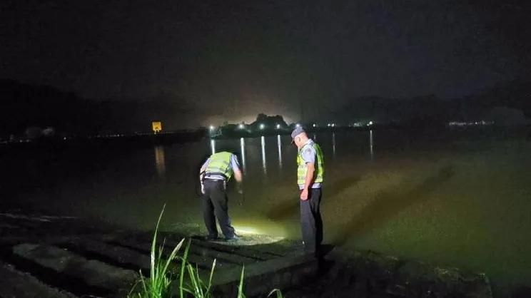 寒夜中有你们逆风而行的身影,逆风而行风雨中的身影
