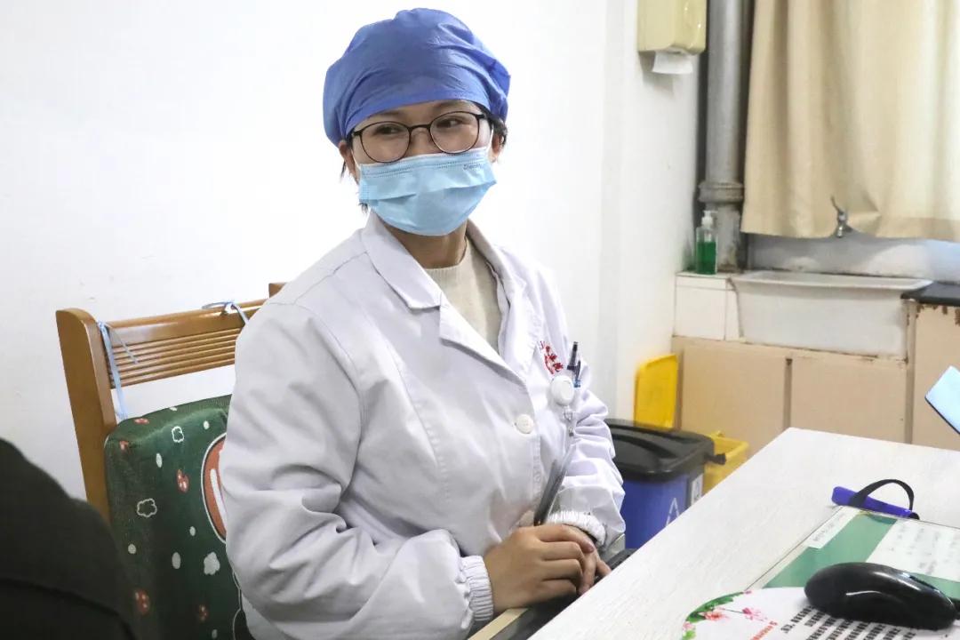 肚脐眼发白是癌症的预兆吗,女子肚脐周围突然疼痛原因