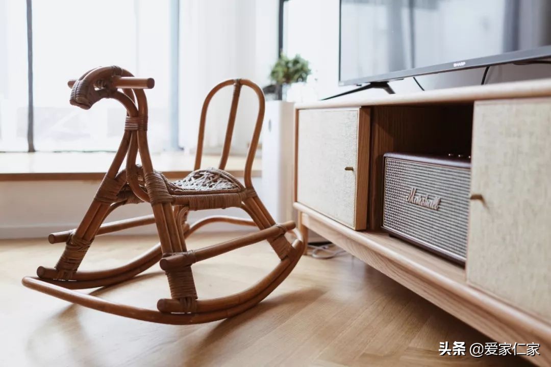 她买下32㎡上海老旧学区房，为女儿打造小桃园，还有超舒适大庭院