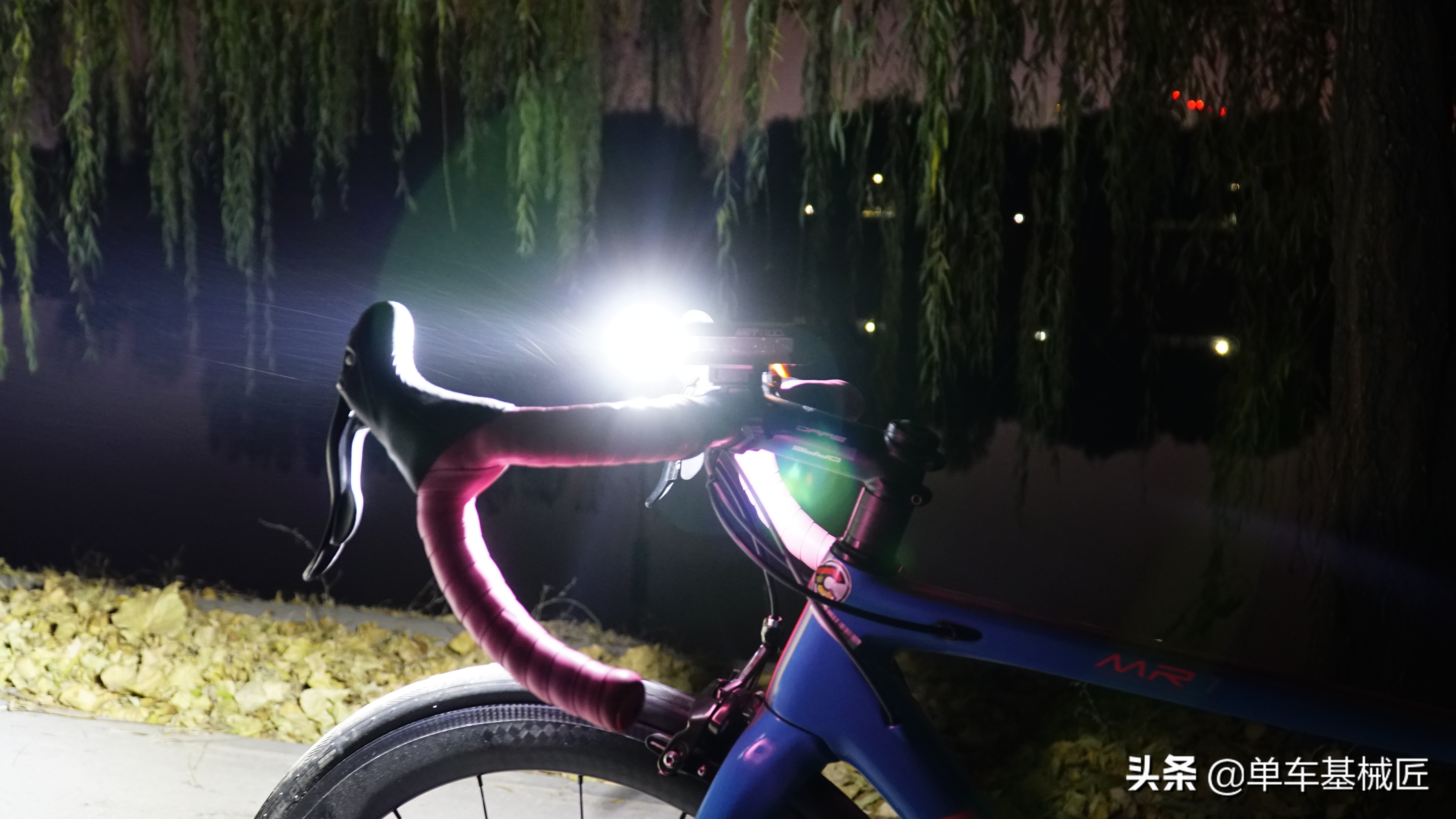 猫眼的信号灯闪红色怎么回事,猫眼上的灯为什么有时会亮