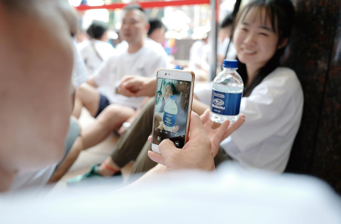 这个人把手摸在车上超过3天3夜赢了一辆车你觉得你行不？