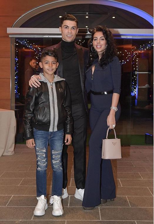 c罗和女友外出惊艳礼服抢眼,c罗和他的老婆穿着工装服