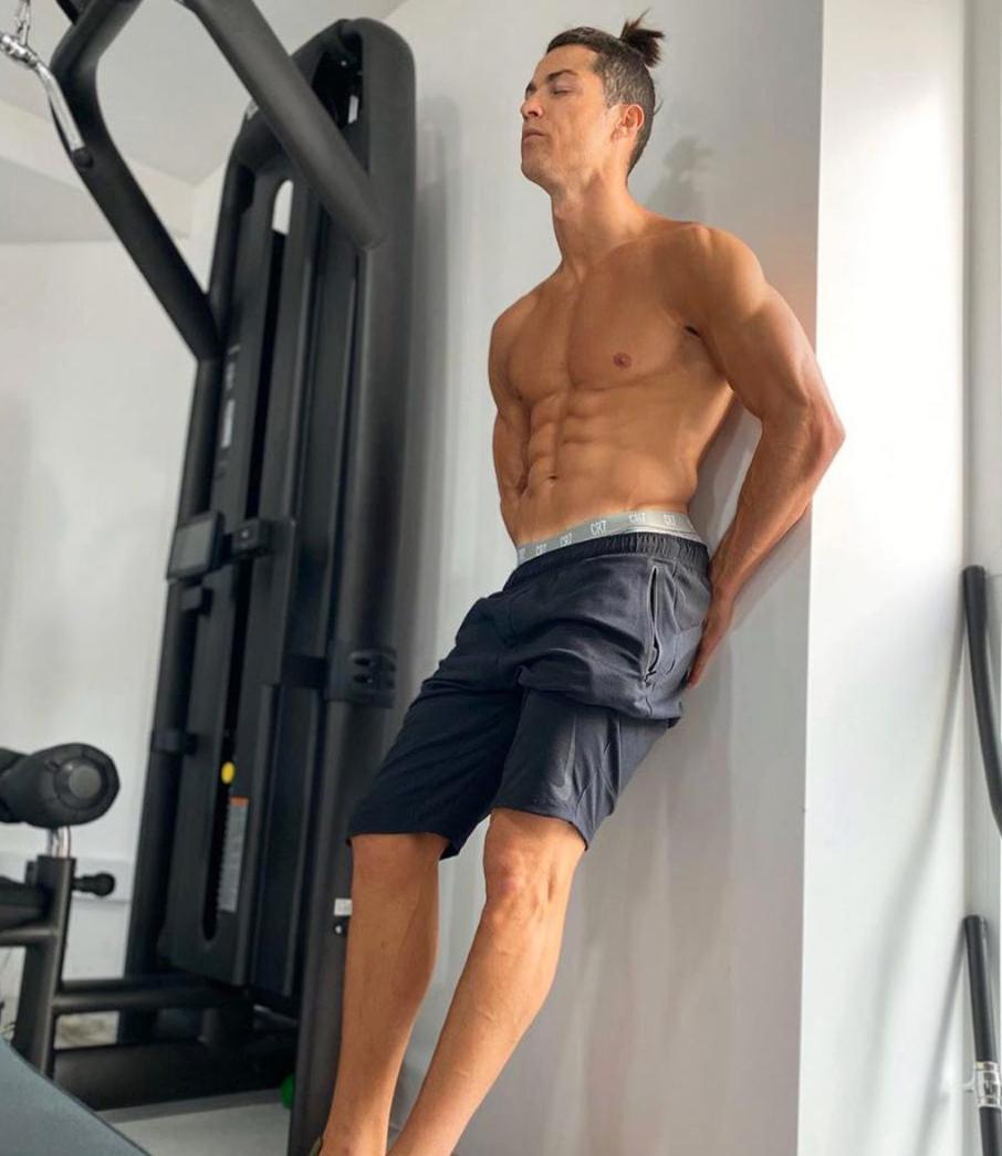 c罗的自律饮食和训练计划,c罗秀肌肉庆祝动作图片