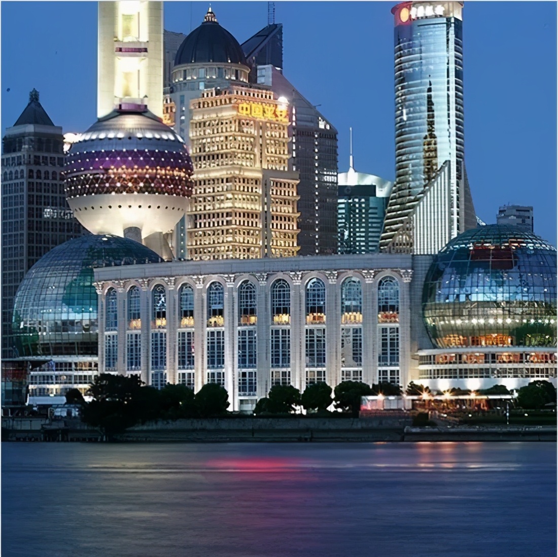 快来！今年在东方明珠塔、国际会议中心、市中心大饭店过年啦