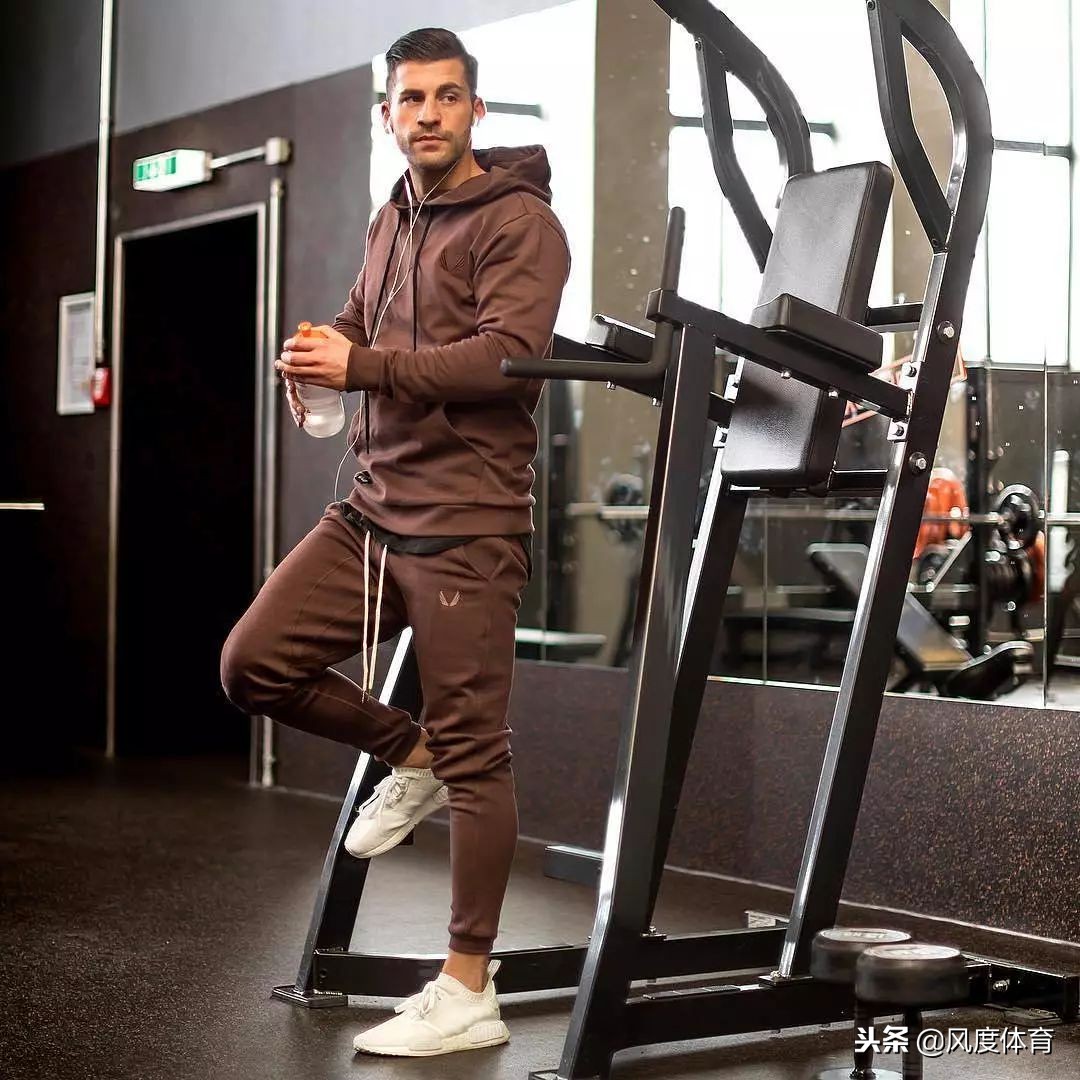 健身肌肉男穿衣搭配图片,肌肉男在健身穿衣搭配
