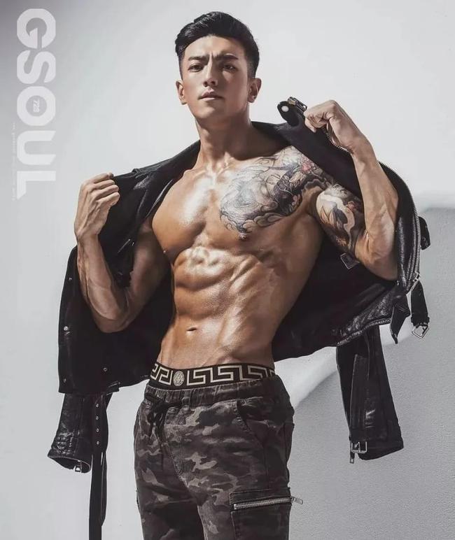 *辱侮**中国肌肉男的身材？网友：呸，你不配