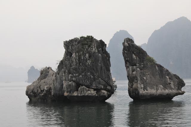 这里虽然风景如画人们生活的却很凄惨没日没夜的追着大船讨生活