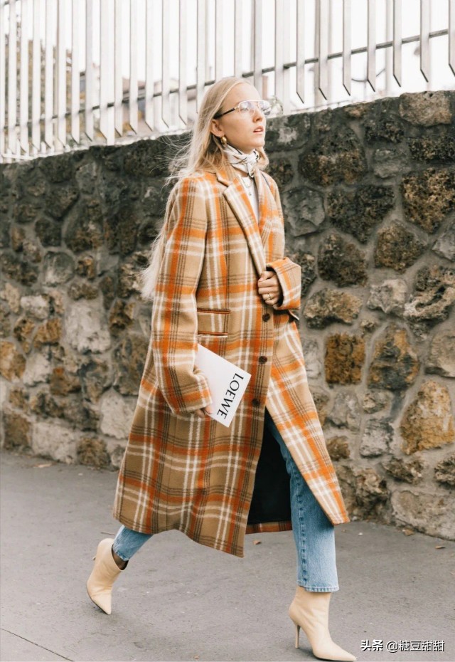 穿大衣配短雪地靴好看么,雪地靴鞋搭配大衣好看吗