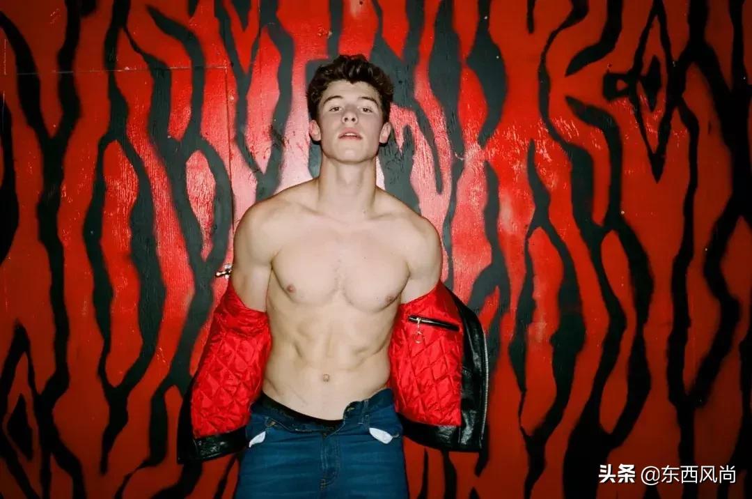 萌德确认了CK最新代言人的身份，网友呼吁裤子必须穿好！