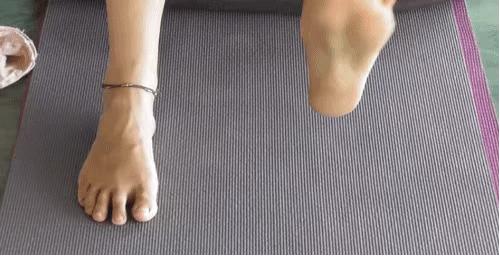 初练瑜伽脚掌的正确姿势,瑜伽脚根基发力点和要点