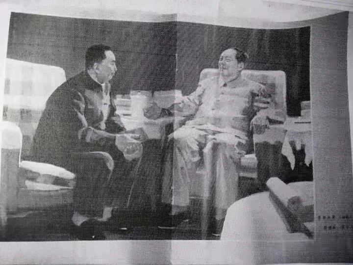 22个版本毛主席和*国锋华**同志在一起的画作,历史瞬间,永恒记忆