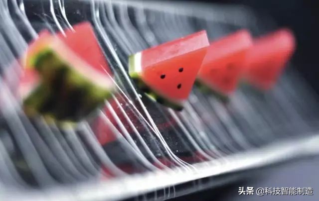 他说自己不是日本匠人，而是和果子艺术家，他做的和果子不忍吃掉