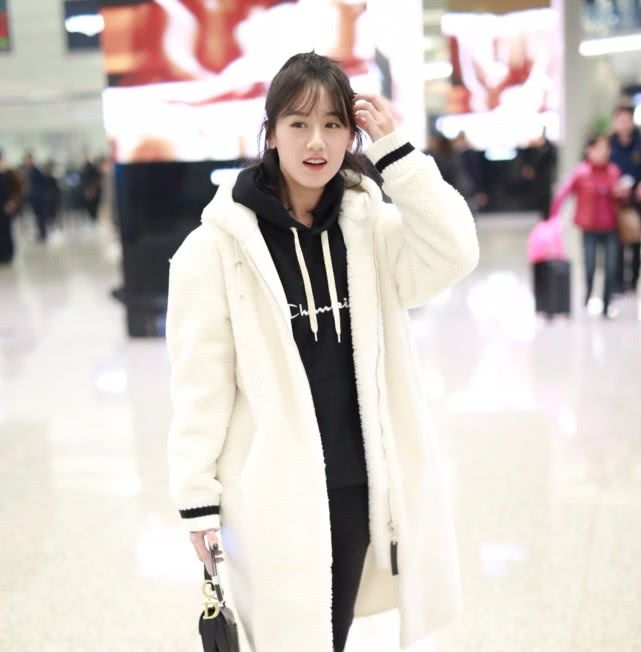 杨超越时尚服装仙气,杨超越可爱风穿搭