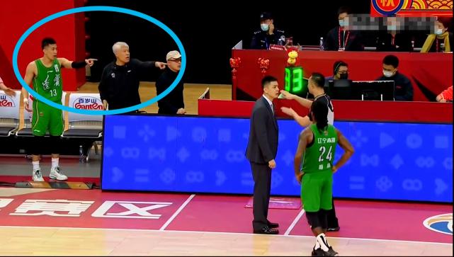 郭艾伦被裁判抱怨,赵睿对郭艾伦的抢断