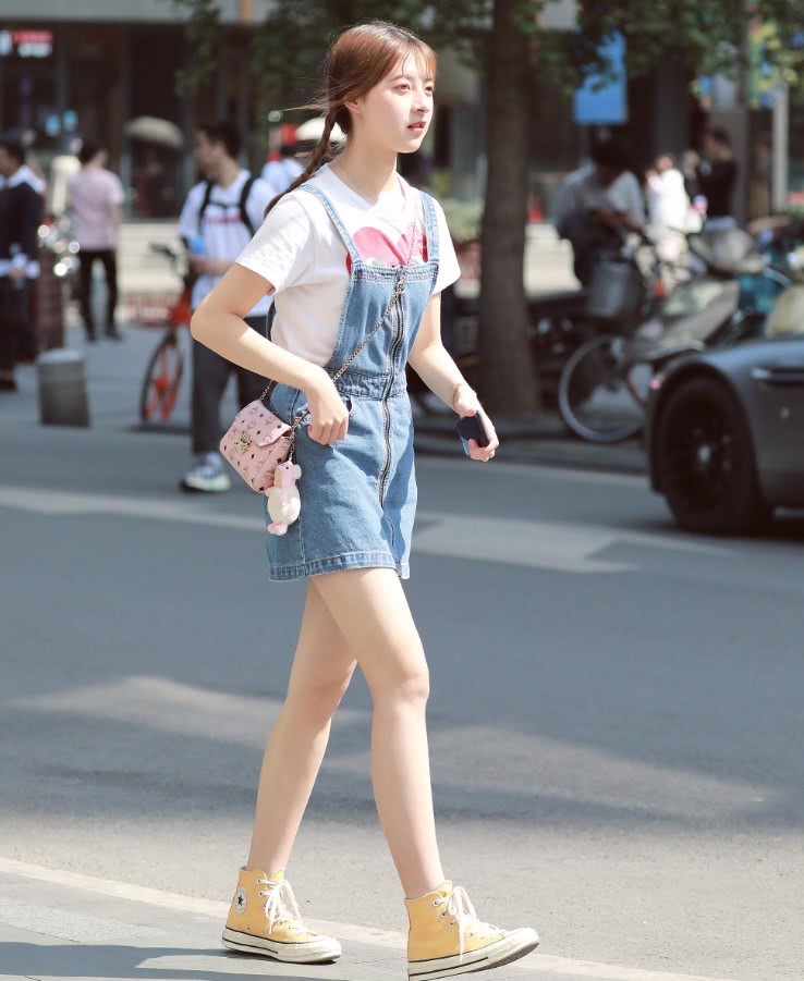 今年流行紧身裤配长袜子吗,00后穿不穿牛仔裤