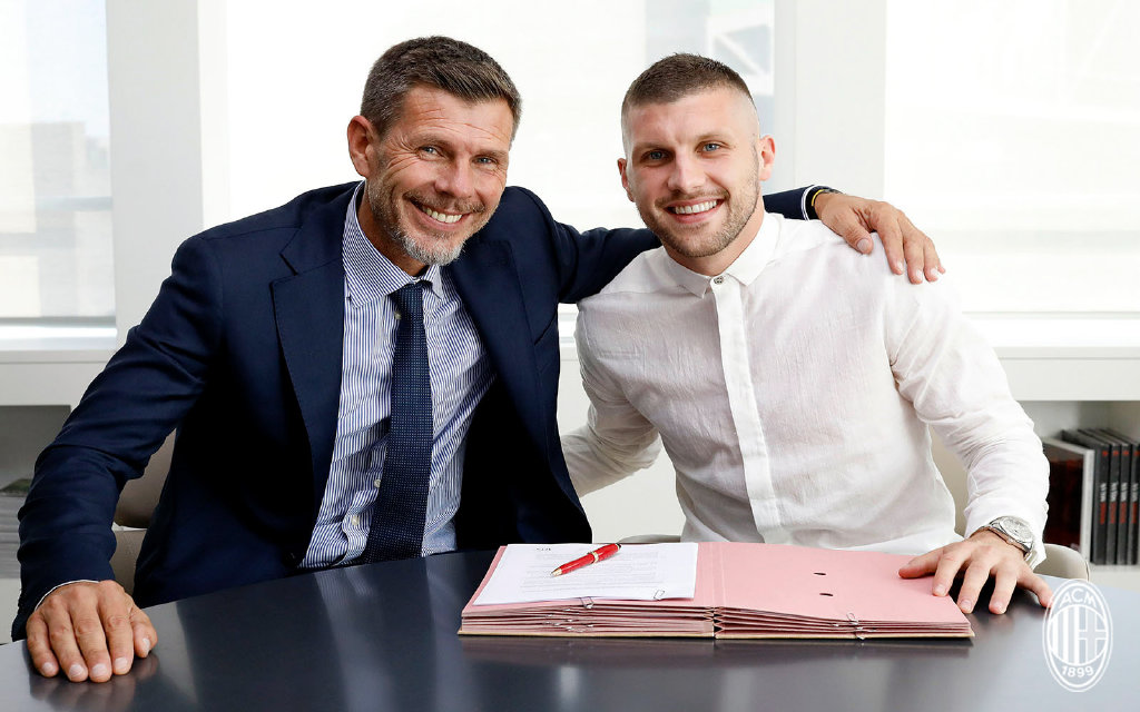 当红红色遇上黑色,当红黑色遇上蓝黑色