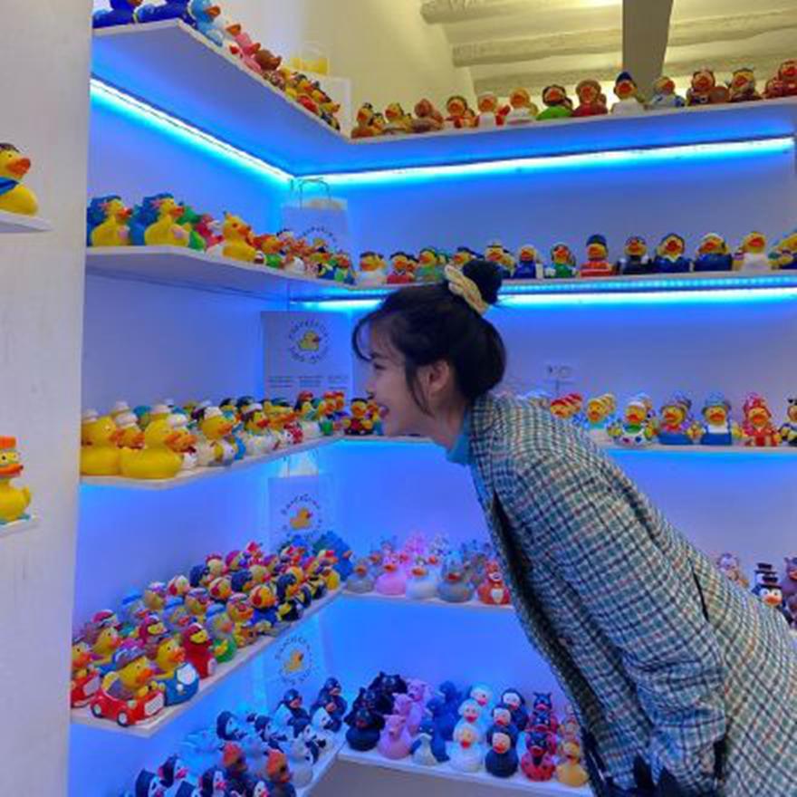 iu晒最新照片,iu西班牙私服