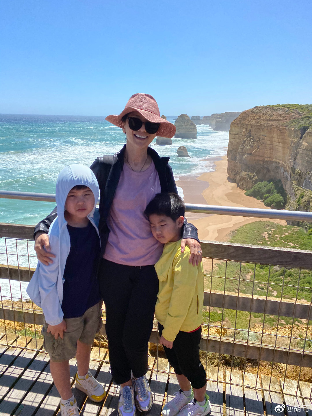 胡可面对孩子哭闹淡定,胡可爆料两个孩子性格