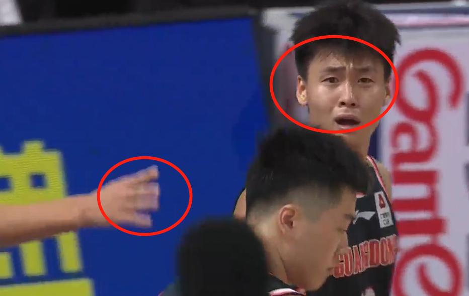 3次漏判！56号裁判为何吹王怀玉技术犯规？他让赵睿莫再责备小弟