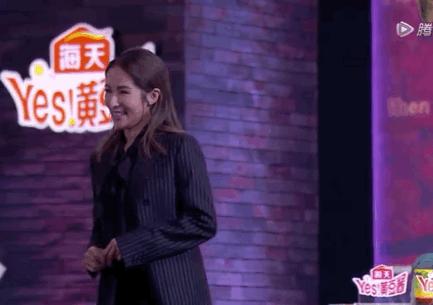 女生聊天怎么才能让男生心动,小学生做两个动作能让男生心动