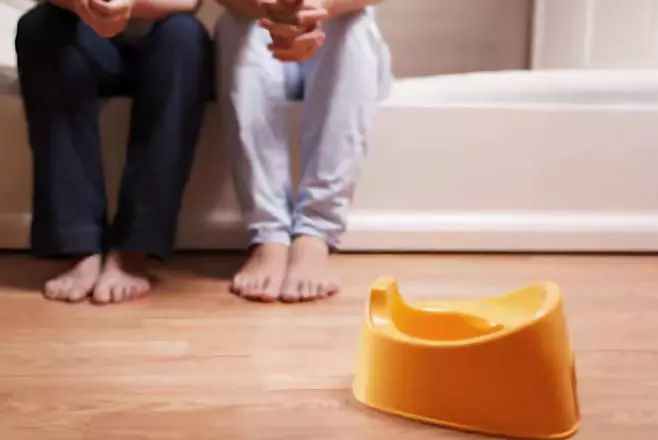 让孩子自己上厕所,10个妙招让宝宝独立如厕更轻松
