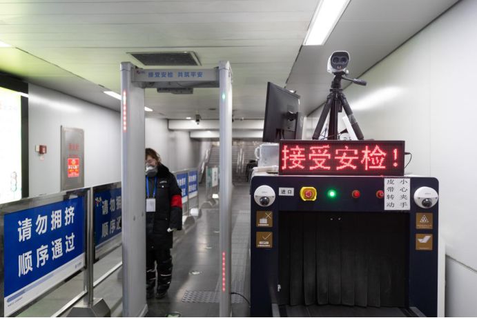 摸底安防系最热AI测温产业：日供百套设备，单台报价过万｜AI战疫