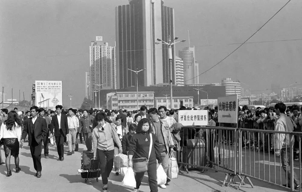 四十年后天堂向右深圳向左,天堂往左深圳往右简介