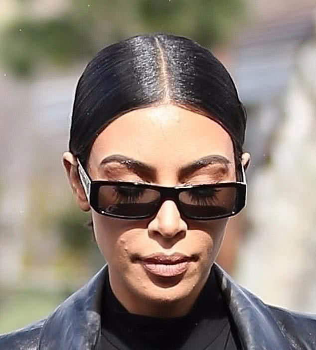 金卡戴珊穿橘红色吊带 (金卡戴珊穿无袖t恤配蓝色牛仔裤)