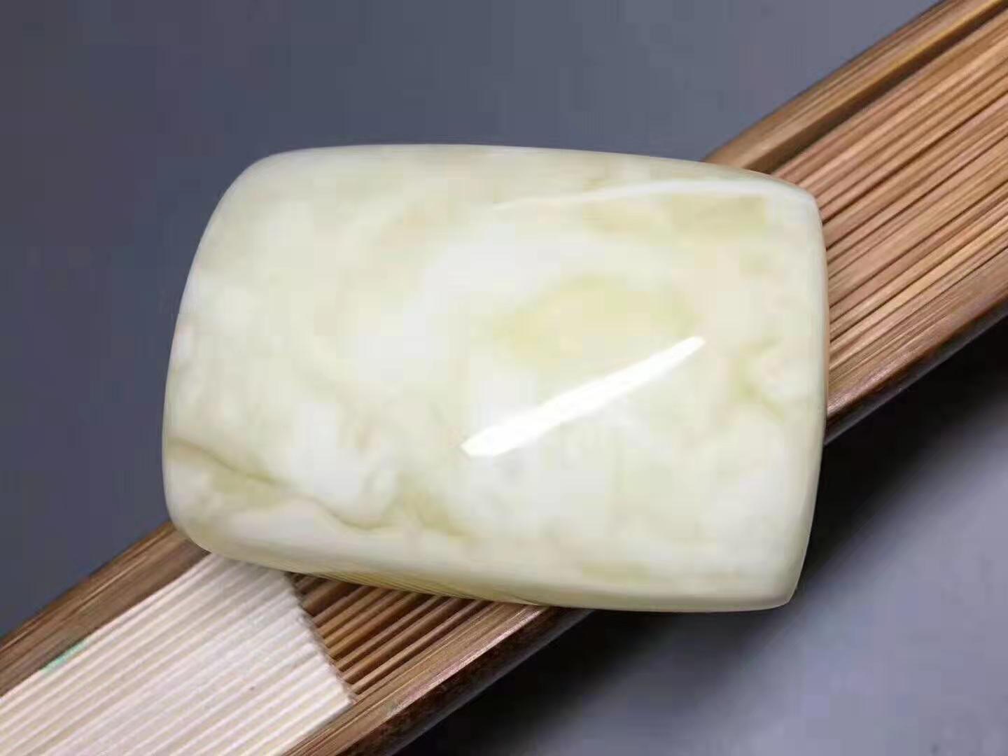 365紫光灯光下蜜蜡真假对照图,辨别蜜蜡真假的小窍门