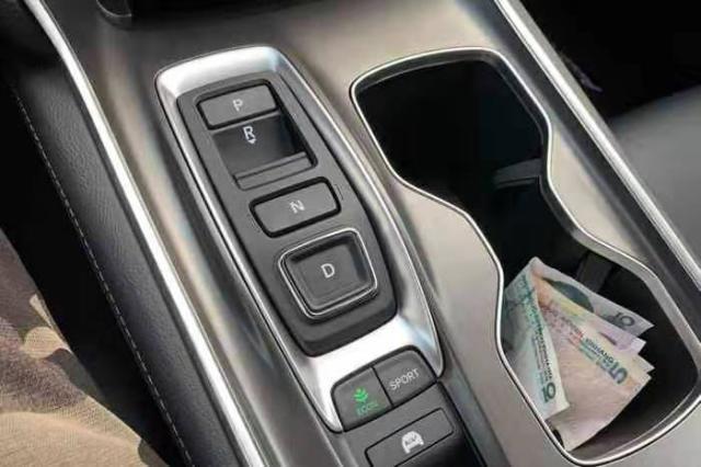 璺笂閬囧埌鏈敯闆呴榿,鏈敯闆呴榿璺笂鐪熷疄纰版挒