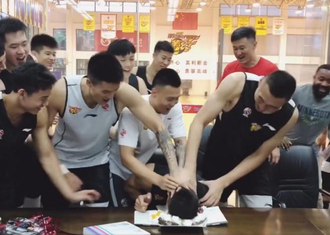 郭艾伦被犯规生气,郭艾伦拿蛋糕