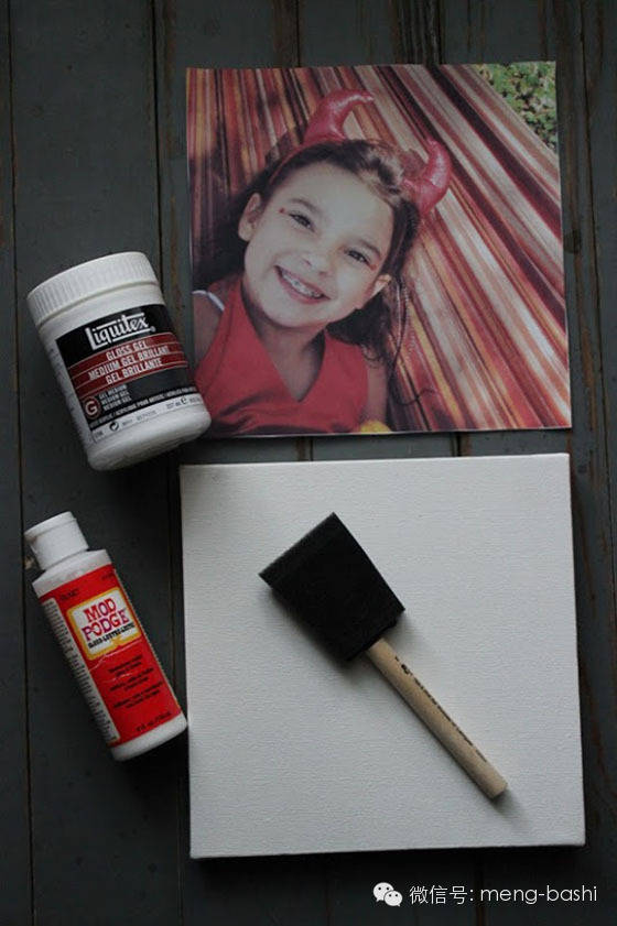 她将照片反扣在木板上之后,只做了这几步,结果大家都来效仿她