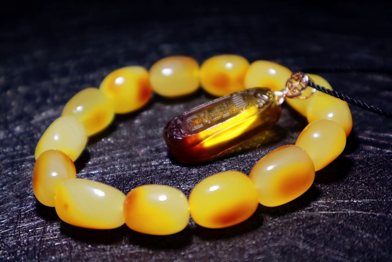 鉴别蜜蜡真假的10种方法,怎么鉴别真假蜜蜡最简单的办法