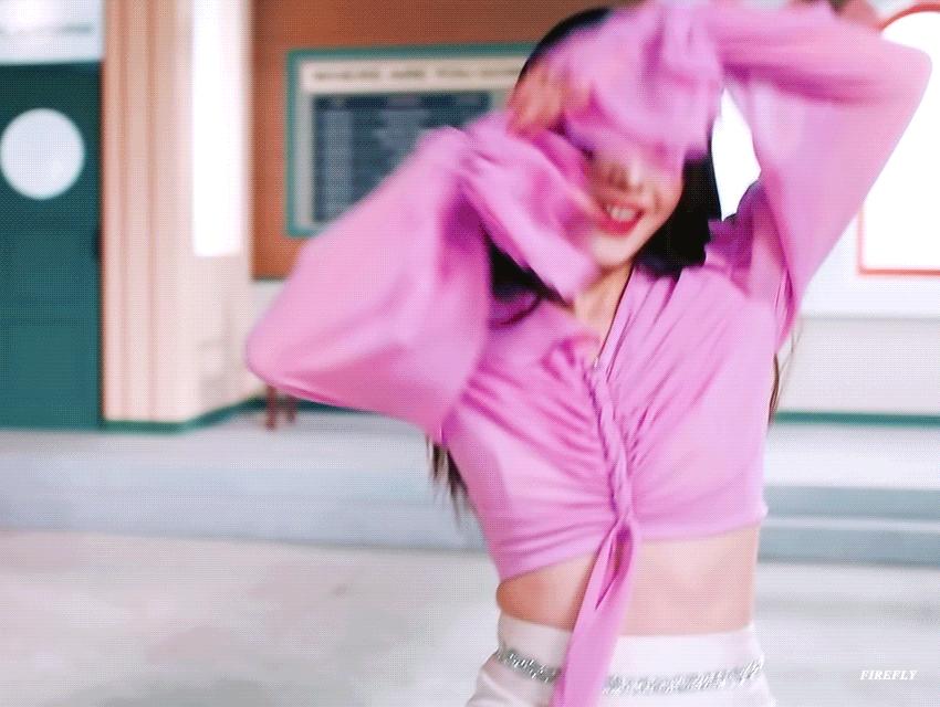 IU新照曝光:牙龈变紫,嘴包不住牙,唇部丰满到越来越像金泫雅