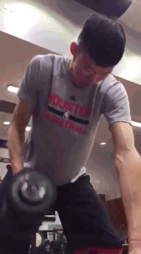 周琦60公斤卧推,周琦20公斤硬拉