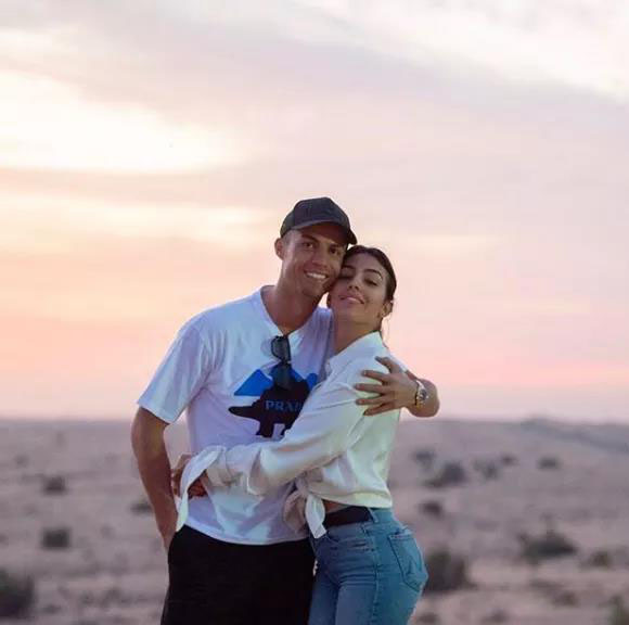 c罗在赛场亲吻乔治娜,c罗和女友乔治娜穿球衣合照图