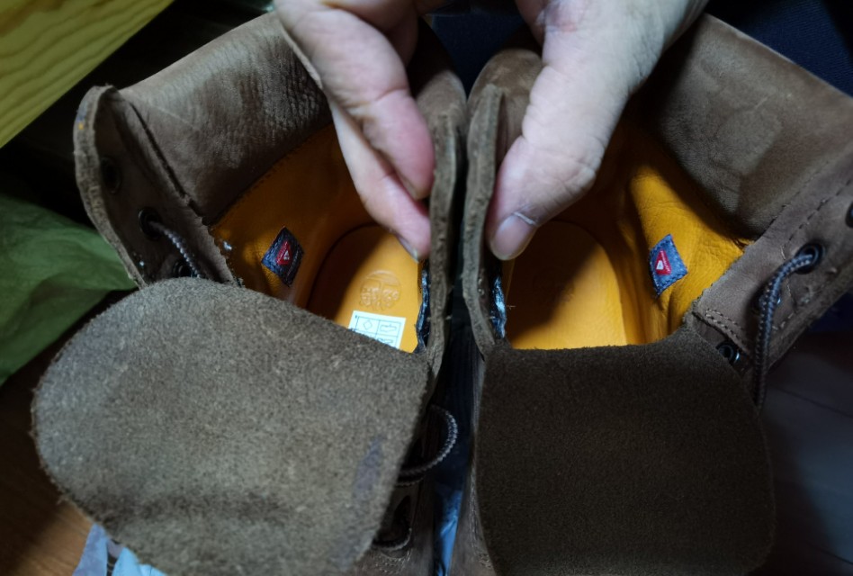 踢不烂大黄靴磨脚踝,踢不烂大黄靴滴上油了怎么办