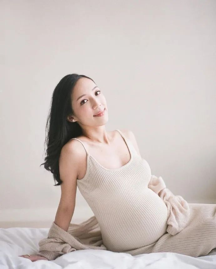 何超盈与何超英很像,何超盈女儿和奚梦瑶