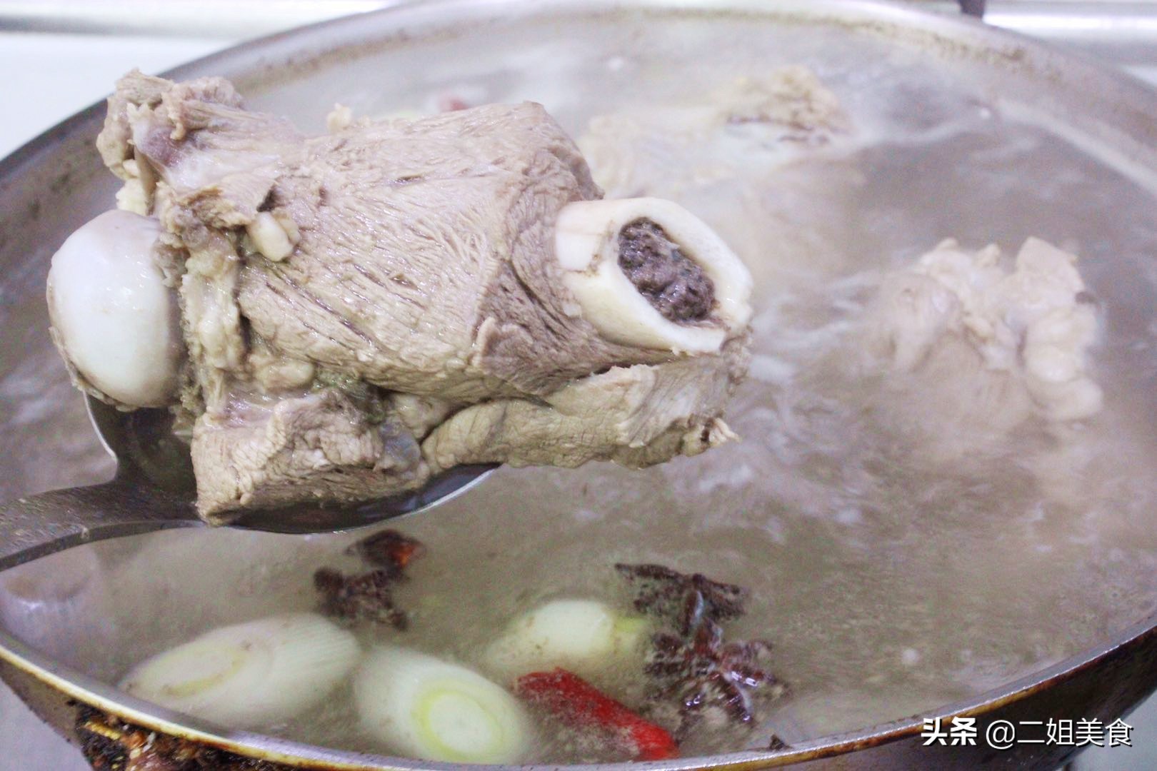 棒骨炖酸菜和什么菜一起吃比较搭,东北大骨头炖酸菜的正宗做法