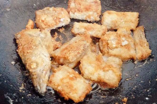 在家怎么煎带鱼好吃,煎带鱼怎么才不会破皮