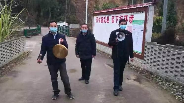 我也怕病毒，但我是村支书，我不带头谁还敢冲？