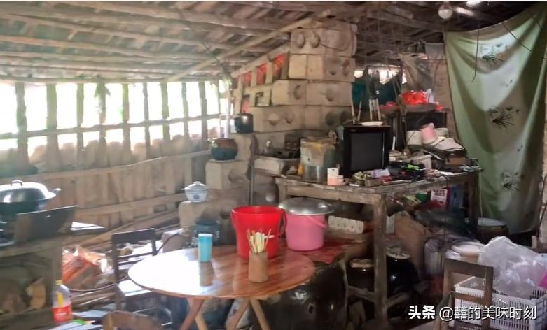 广西大姐乡镇卖小吃1元1个月入6万,大姐摆摊卖独特小吃1天卖出400碗