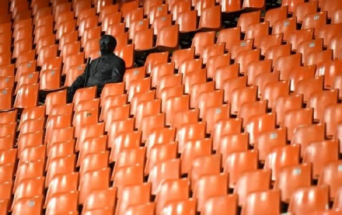 32岁梅西捧职业生涯第36冠,32岁莱万首获欧冠金靴