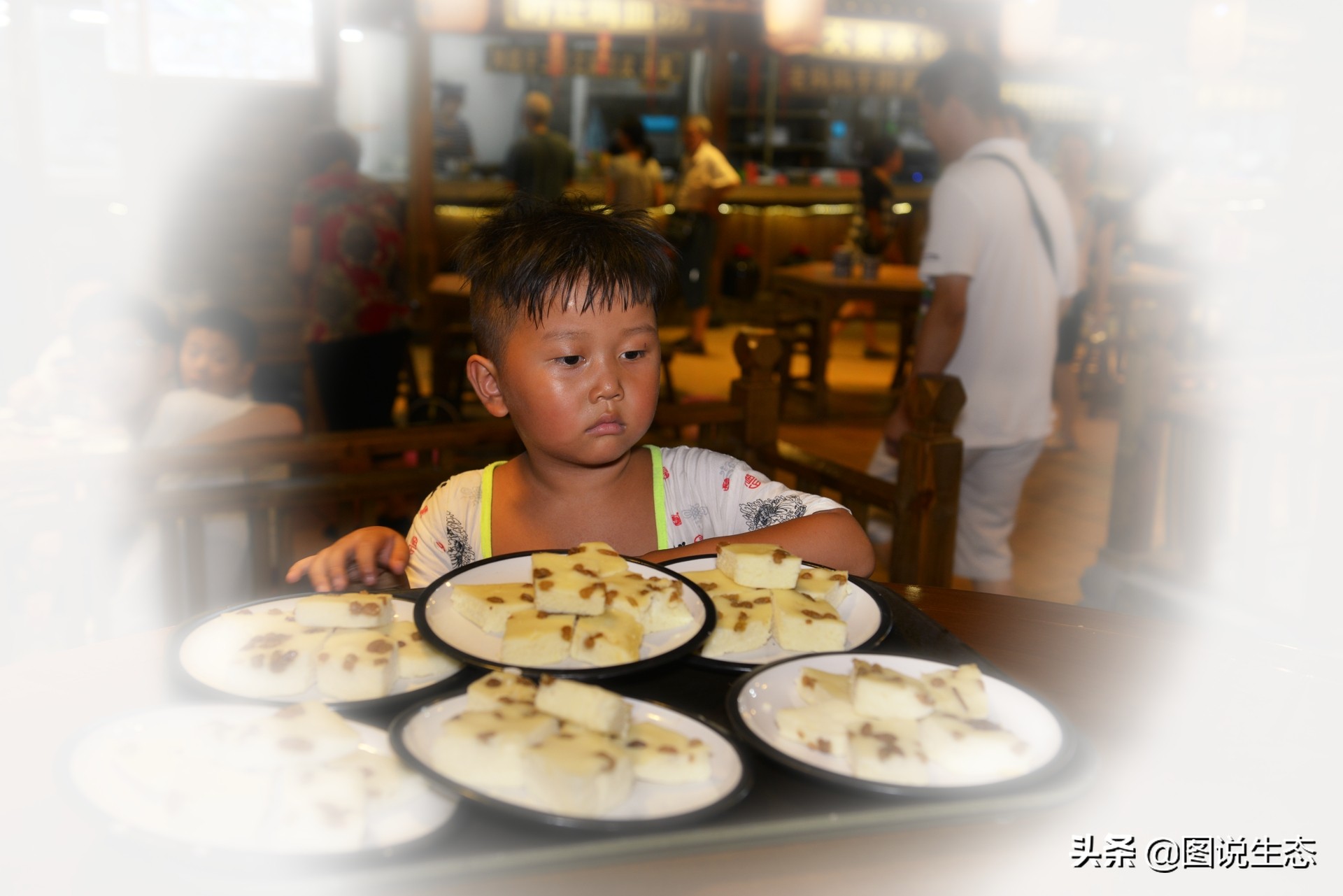 华灯初上，开封香飘夜空，叫卖声、欢笑声构成夜市版的清明上河图